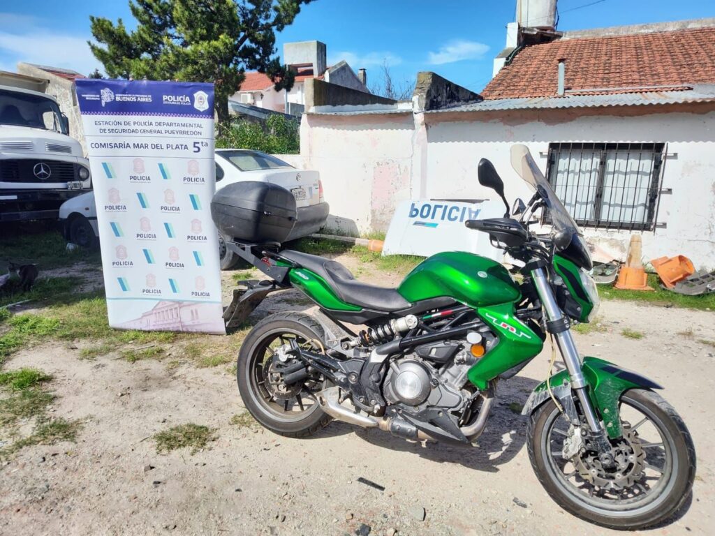Robaron una moto a mano armada y quedaron detenidos