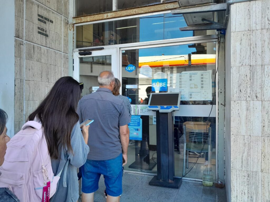 Largas filas en la Dirección de Transporte para validar la tarjeta SUBE