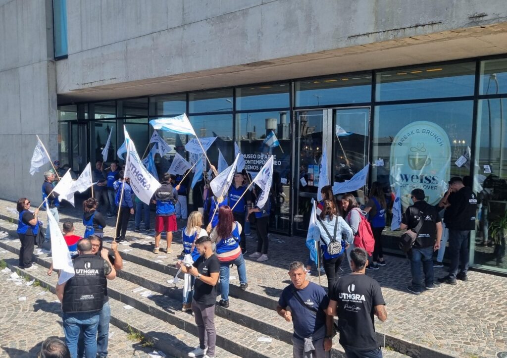 Fuerte protesta de UTHGRA contra la precarización en Café Weiss