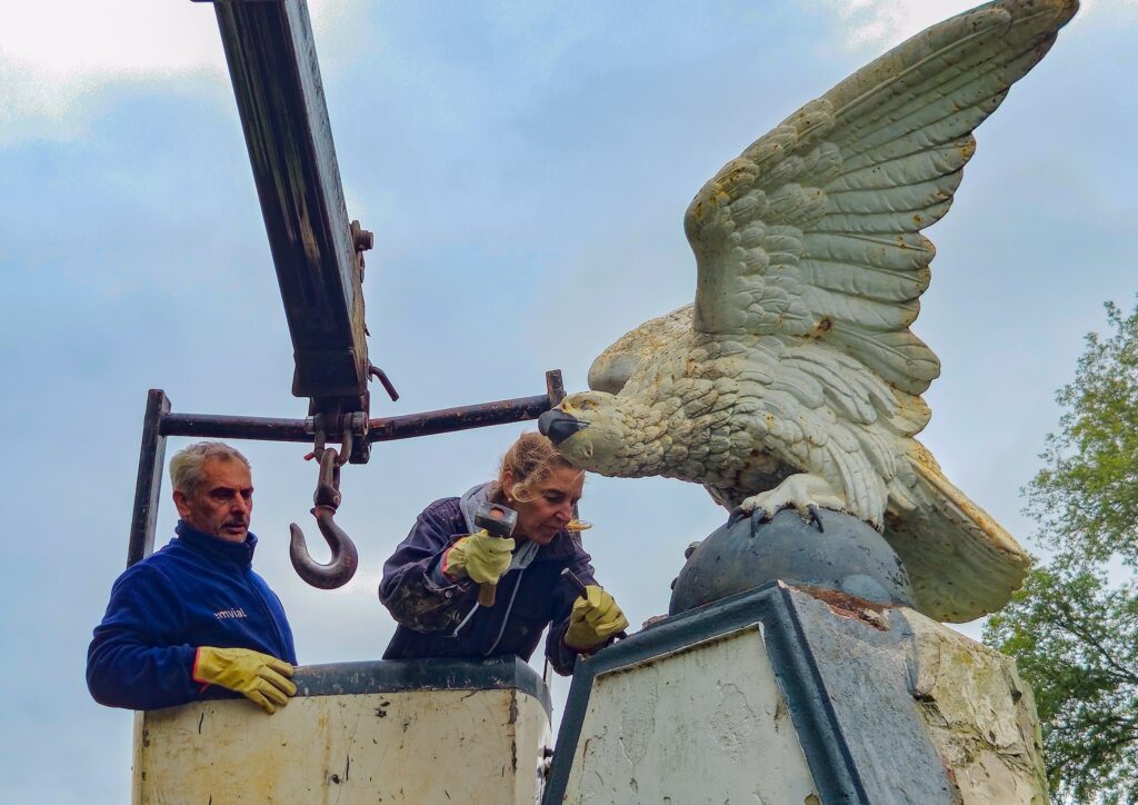 El Municipio recuperó la escultura Águila que pertenece al patrimonio de la ciudad desde 1909