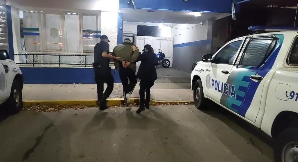 Agredió a un joven, rompió un vidrio y se cortó el tobillo: aprehendido y puesto en libertad