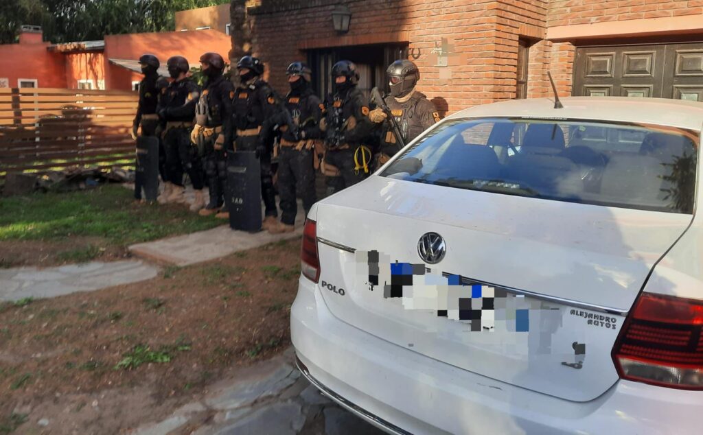 Amenazó a un colectivero con un arma, le hallanaron la casa y le formaron una causa