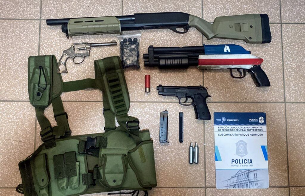 Con la cara tapada y armas con los colores de EEUU, efectuaba disparos y generaba disturbios en el barrio