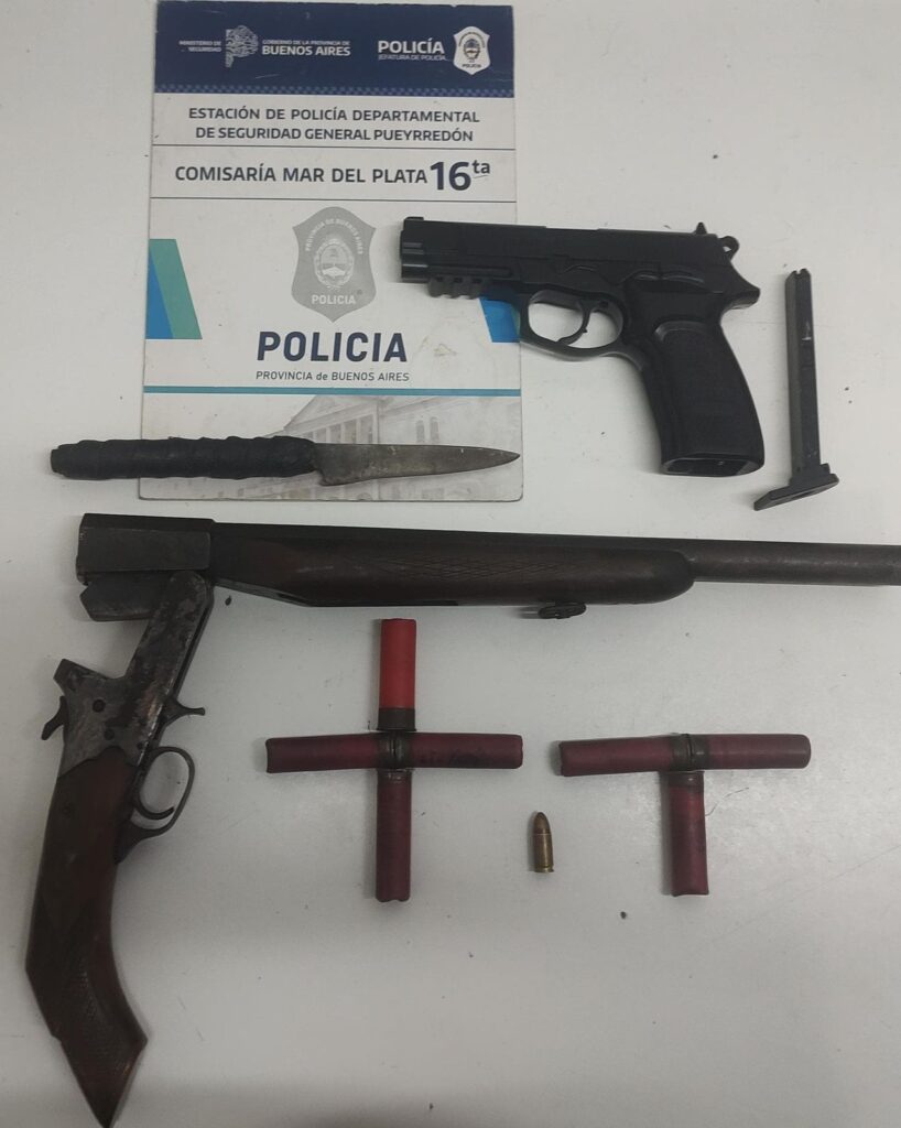 Dos aprehendidos por circular en un auto con un arsenal: uno era menor de edad