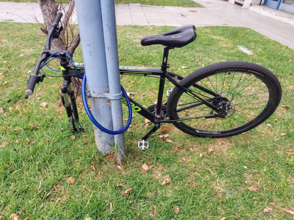 Robaron la rueda de una bicicleta y terminaron aprehendidos