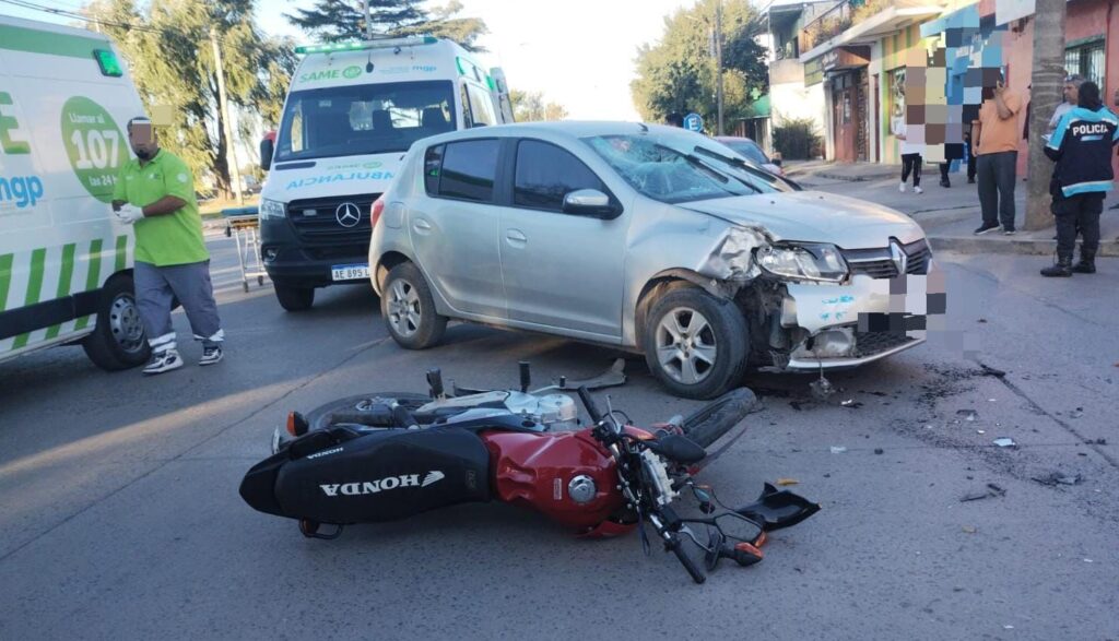 Un motociclista terminó en el HIGA tras ser embestido por un automovilista