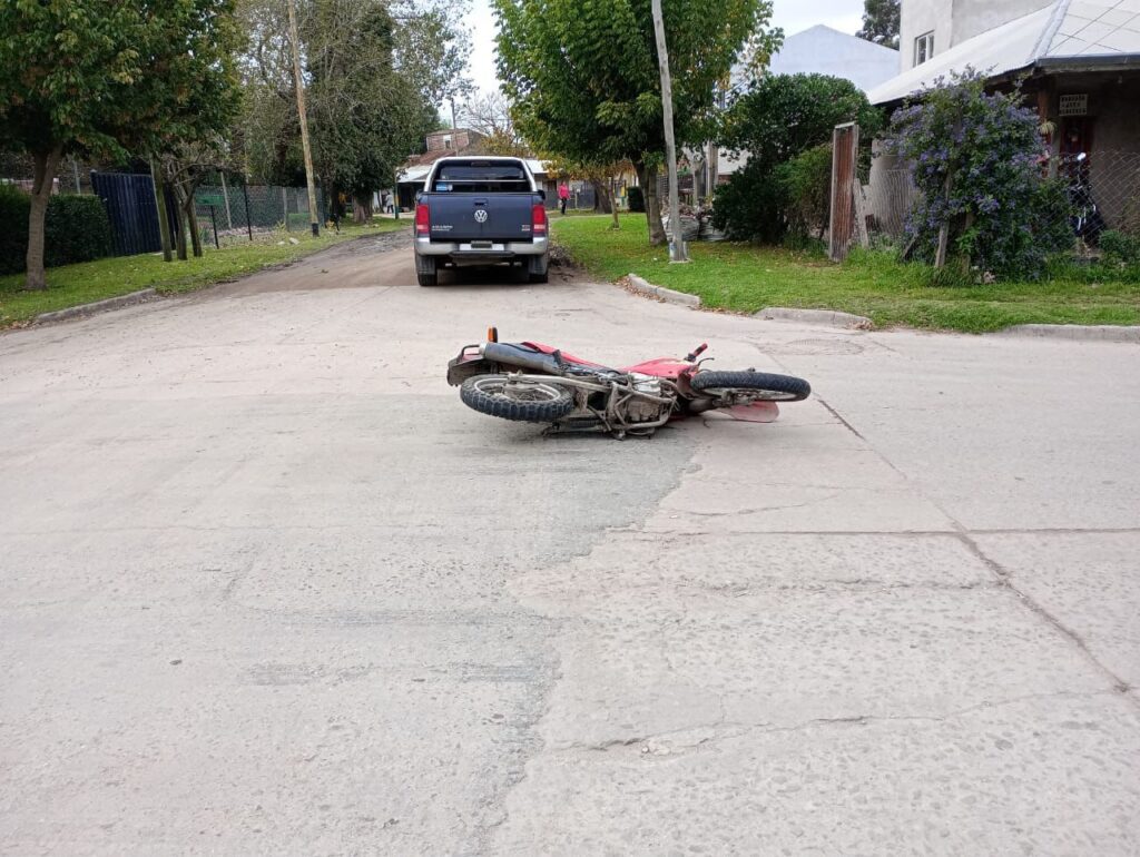 Un motociclista chocó contra una camioneta y fue trasladado al HIGA con fractura de cadera
