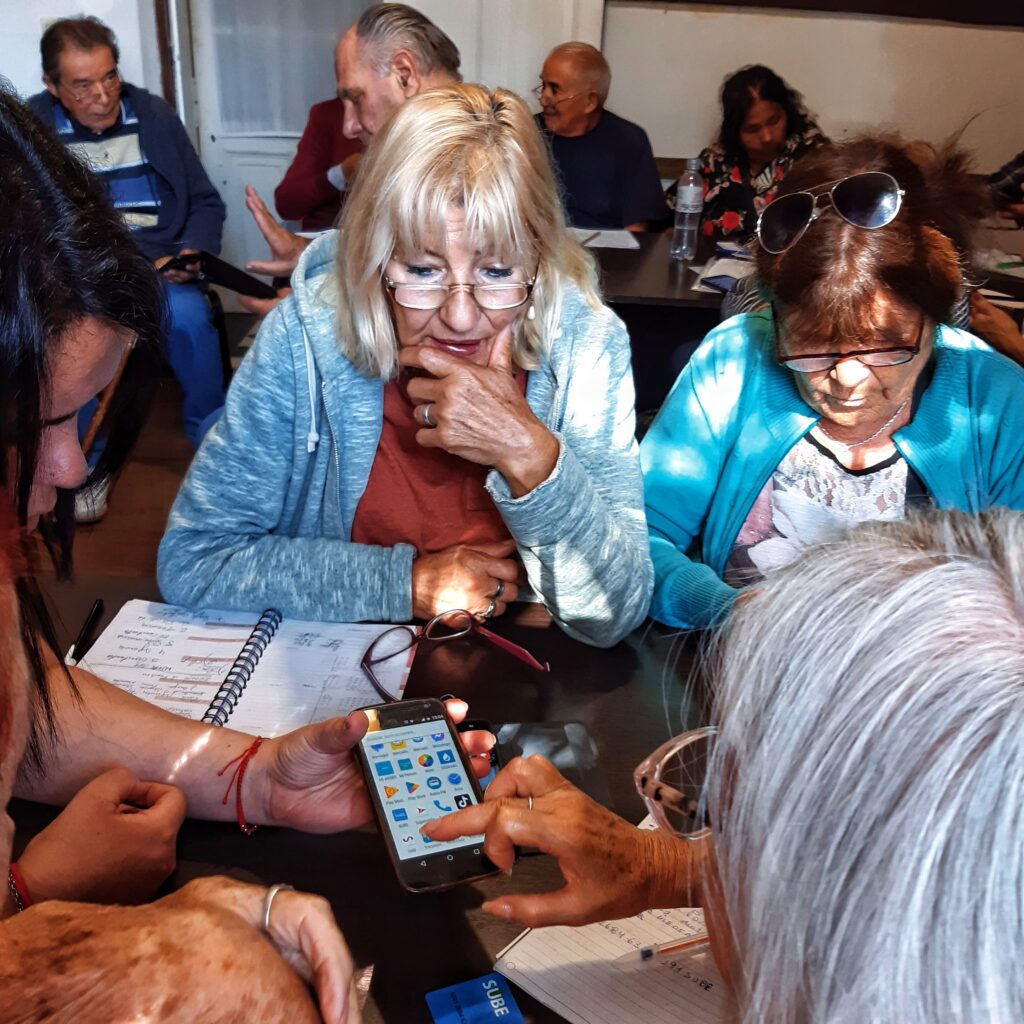 Curso gratuito de uso de celulares para adultos mayores