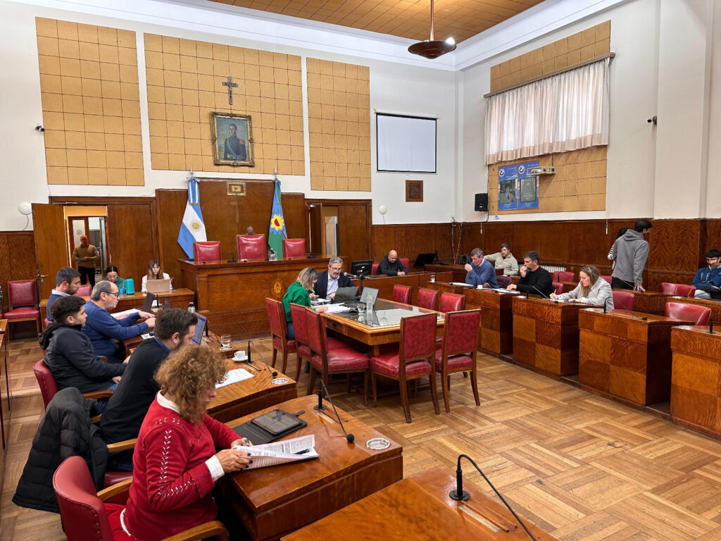 Vecinos del barrio Hipódromo, presentes en el HCD para pedir un cambio en el recorrido de la línea 562