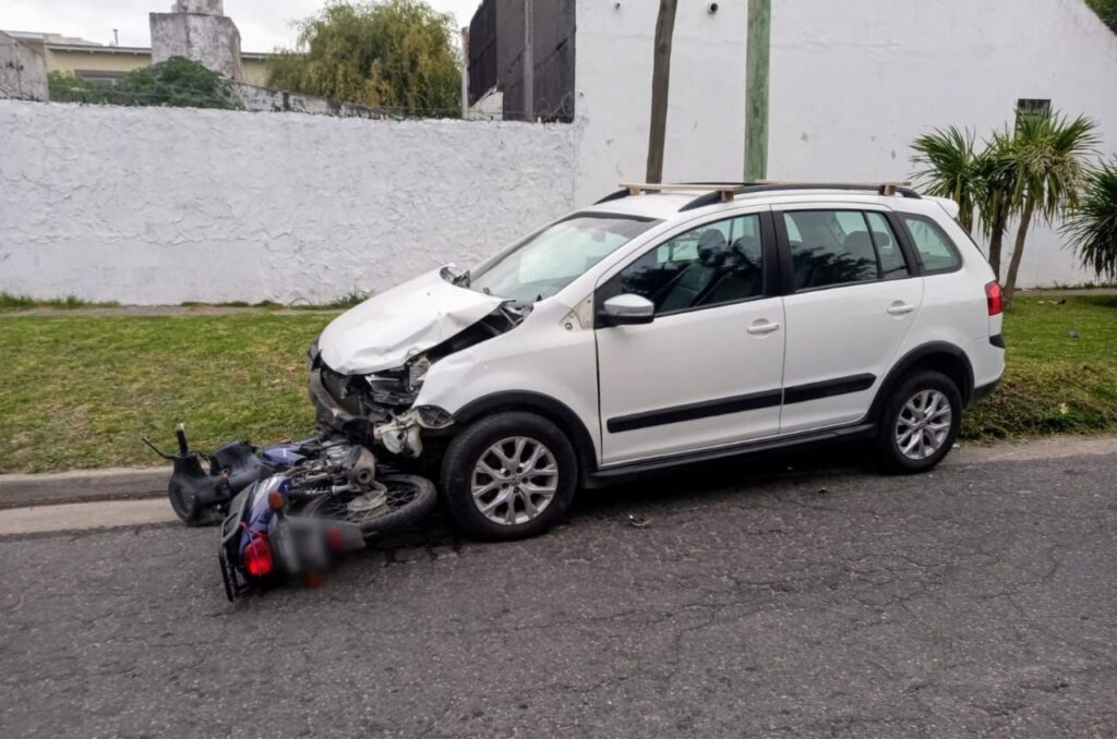 Motochorros robaron una mochila, chocaron contra una auto y terminaron en el HIGA: uno está grave