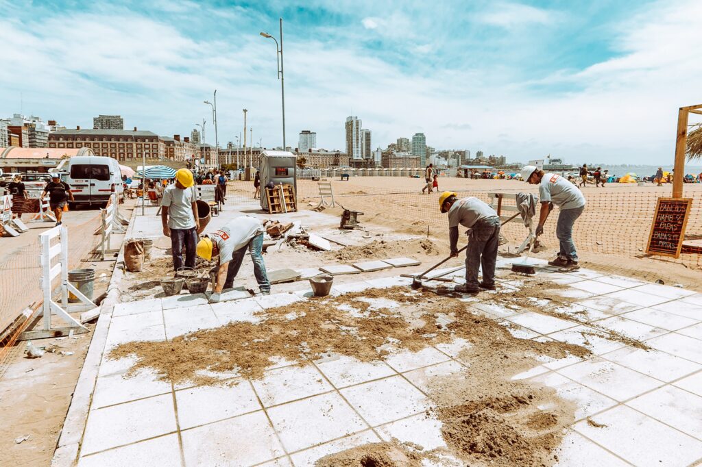 El Municipio continúa con los trabajos de renovación del frente costero