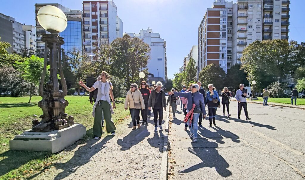 Comenzaron los paseos patrimoniales por las plazas fundacionales de la ciudad y sus monumentos