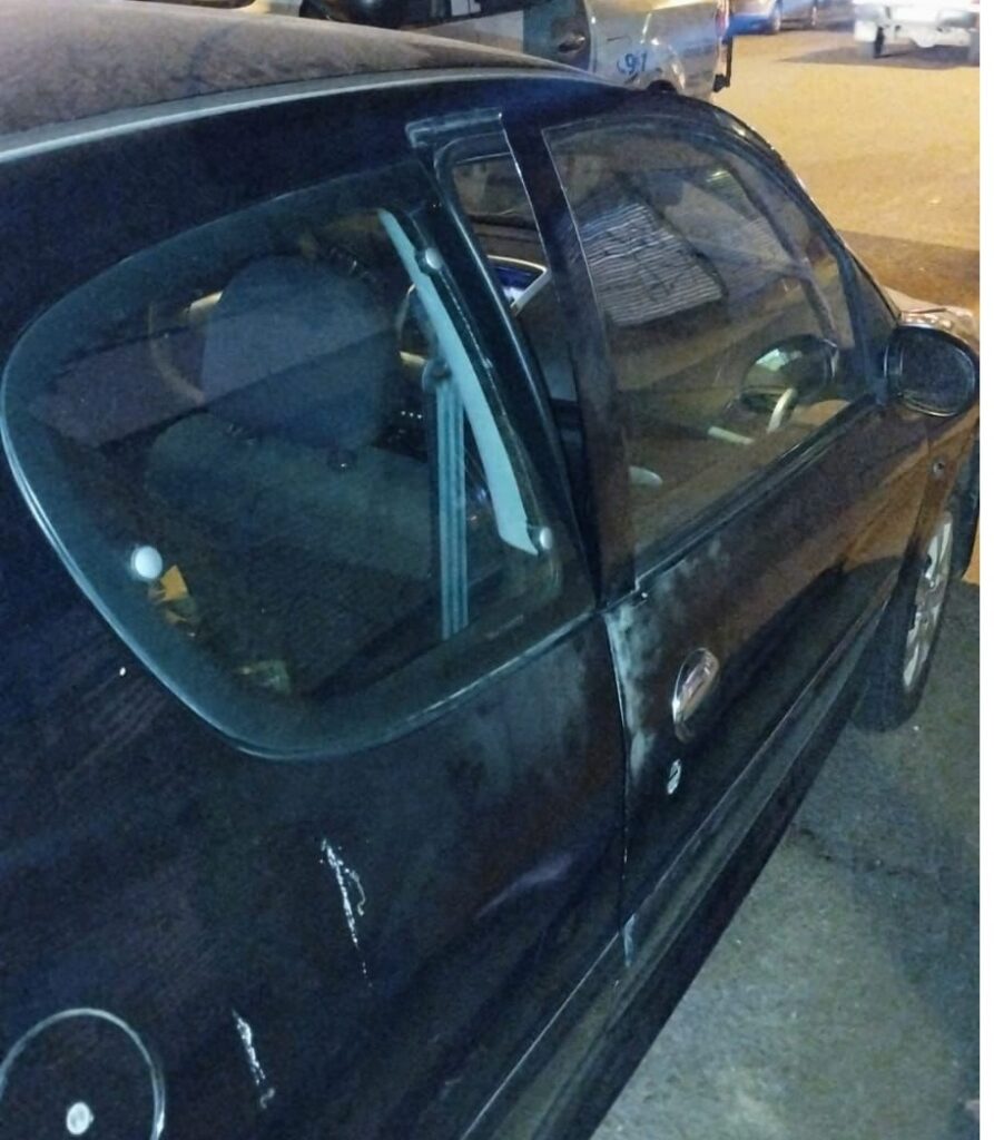 Rompió la puerta de un auto para robar: aprehendido