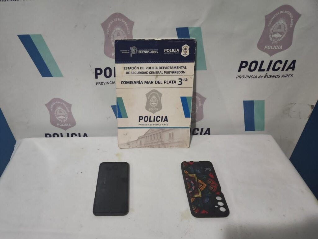 Robó un celular de un taxi, salió corriendo y terminó aprehendido