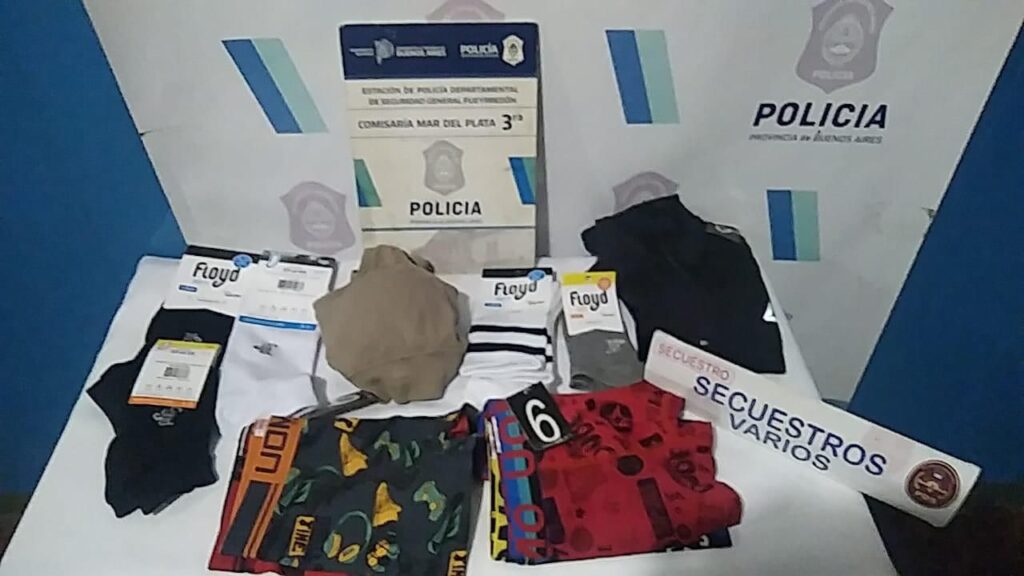 Circulaban en un auto robado en San Justo y cayeron tras robar ropa en un Market