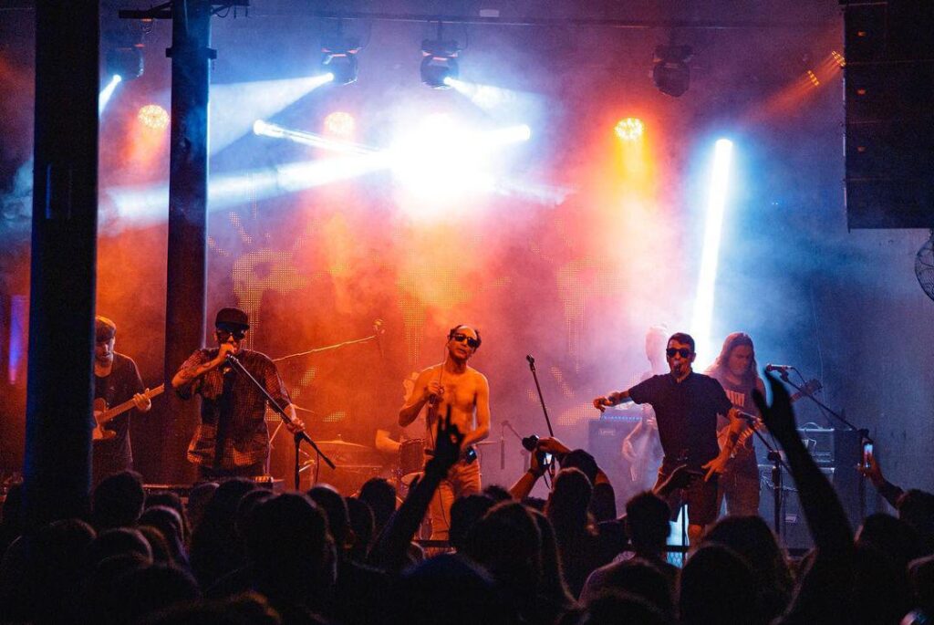 La Mono Trío y Las Manos de Filippi en una noche a puro rock