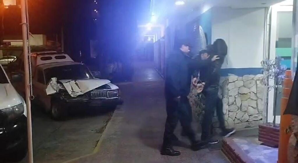 «Te voy a matar a trompadas»: amenazó a un empleado de un bar y terminó aprehendido