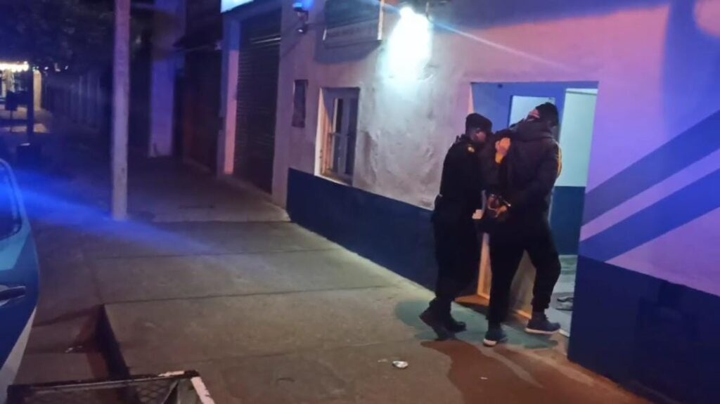 Violó una restricción de acercamiento, rompió la puerta de la casa de su ex y terminó aprehendido