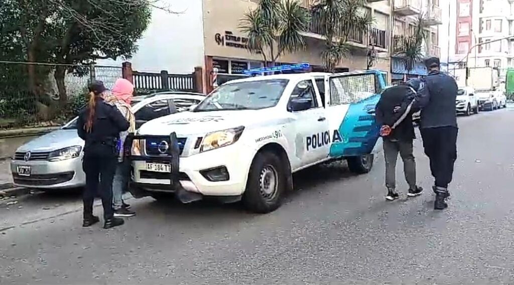 Una pareja resultó aprehendida por robar alimentos para gatos de un pet shop