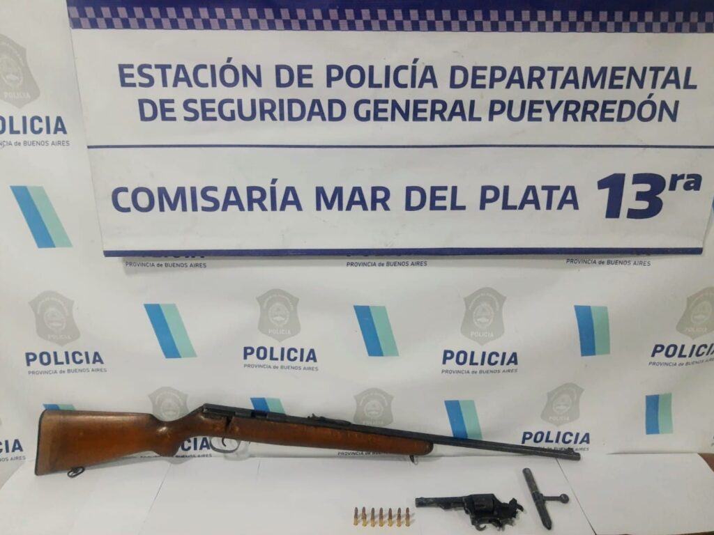 Aprehendieron a un sujeto que se encontraba desnudo en un techo y con un arma