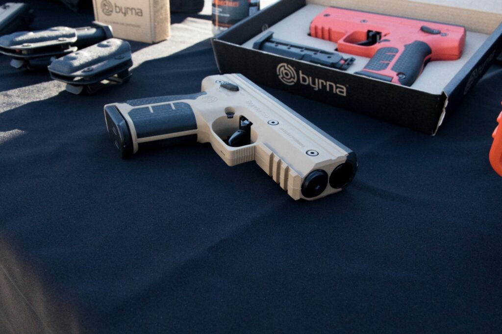Byrna: Bullrich presentó el nuevo sistema de armas no letales