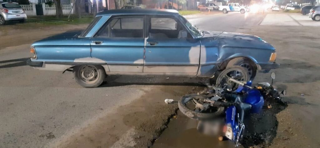 Un adulto y un menor heridos tras chocar su moto contra un Falcon