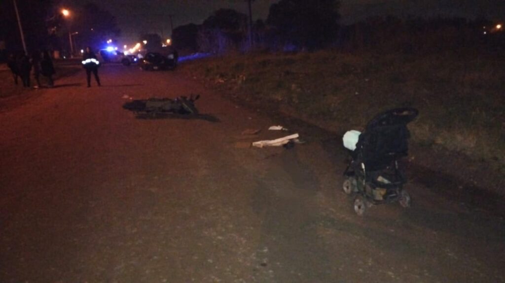 Motociclista atropelló a una mujer que caminaba con su hijo en un cochecito y le fracturó una pierna