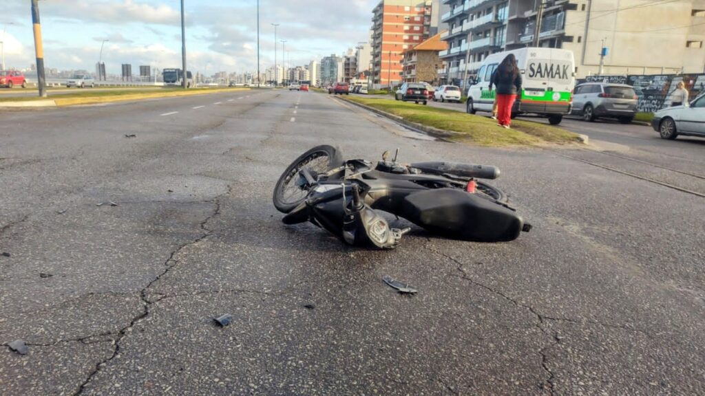 Alcoholizado en plena tarde chocó a una moto y mandó a dos jóvenes al hospital