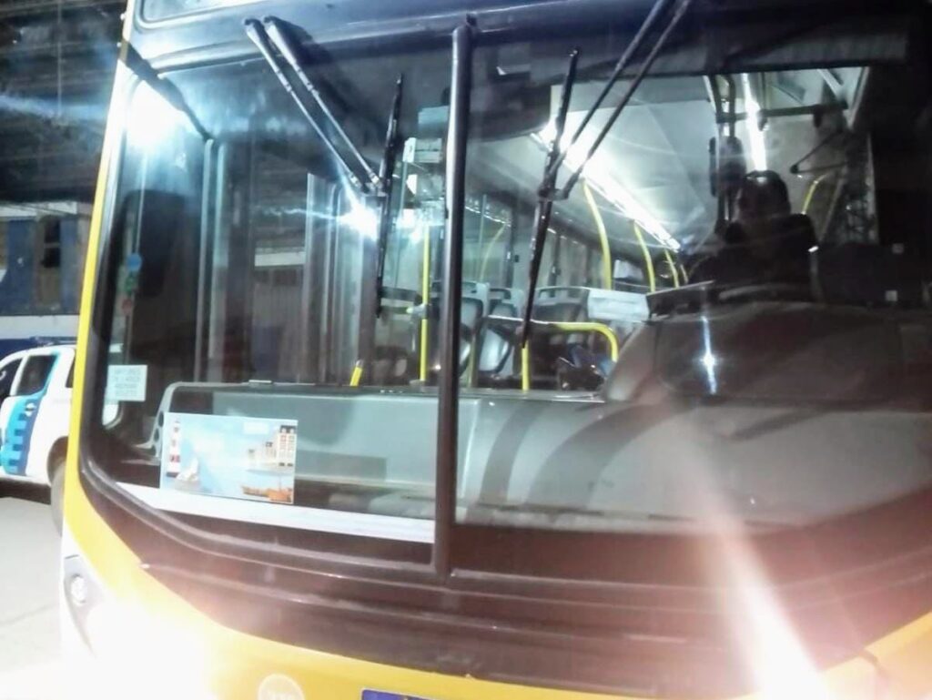 Generó disturbios y dañó un colectivo: aprehendido