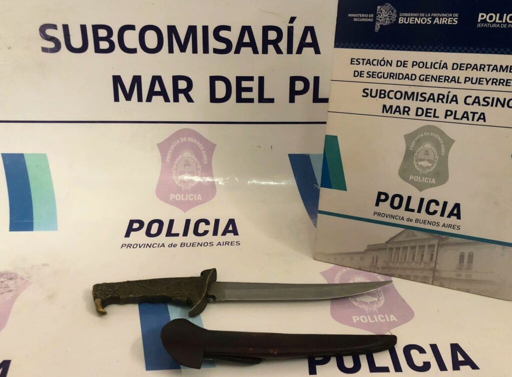 Circulaba con una moto sin papeles, descartó un cuchillo y rompió un móvil policial