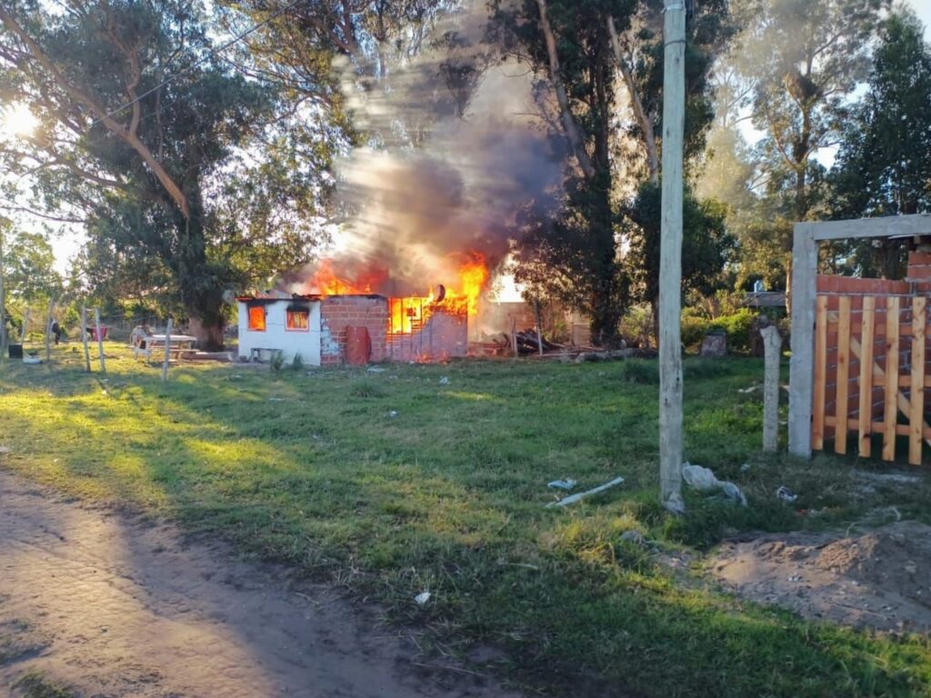 Puso a secar la ropa en un calefactor y se le incendió la casa: logró salvar a sus cuatro hijos