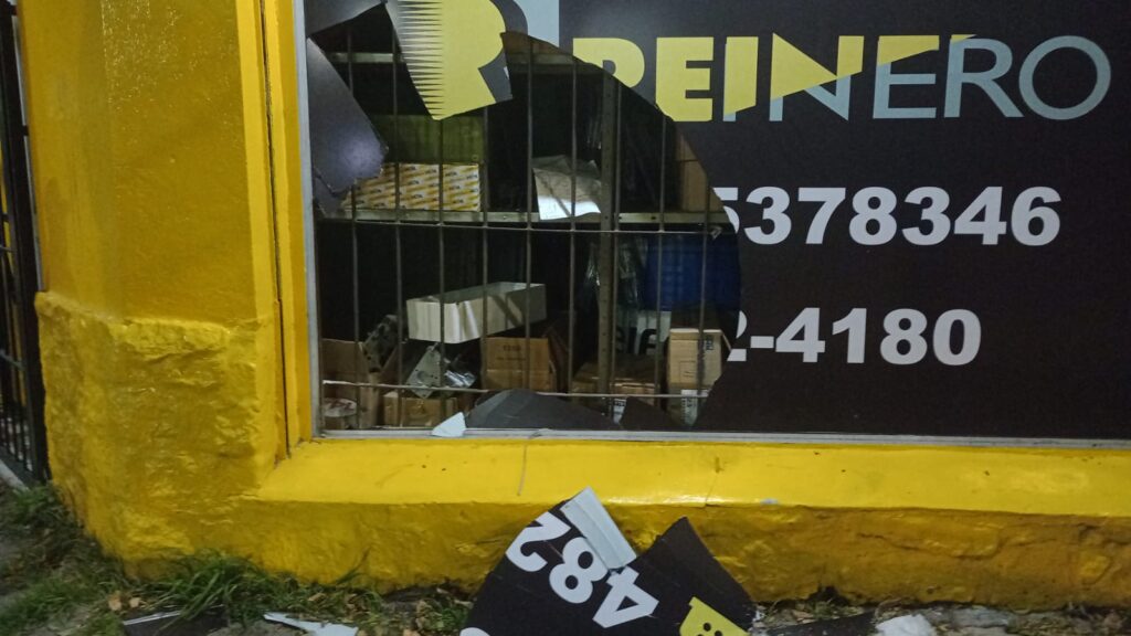Rompió una vidriera para robar repuestos y terminó aprehendido