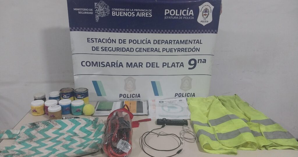 Dos aprehendidos por abrir un vehículo estacionado y robar objetos del interior