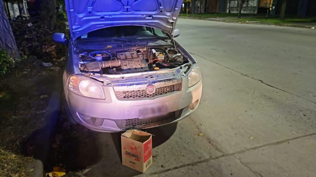 Intentó robar una batería de un auto estacionado y terminó aprehendido