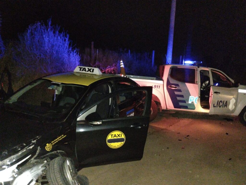 Robaron un taxi y chocaron con la policía: un menor aprehendido y dos prófugos