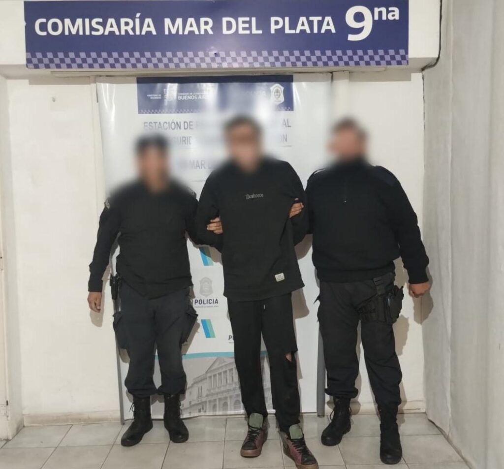 Amenazó de muerte a su ex y se subió al capot de su auto en marcha