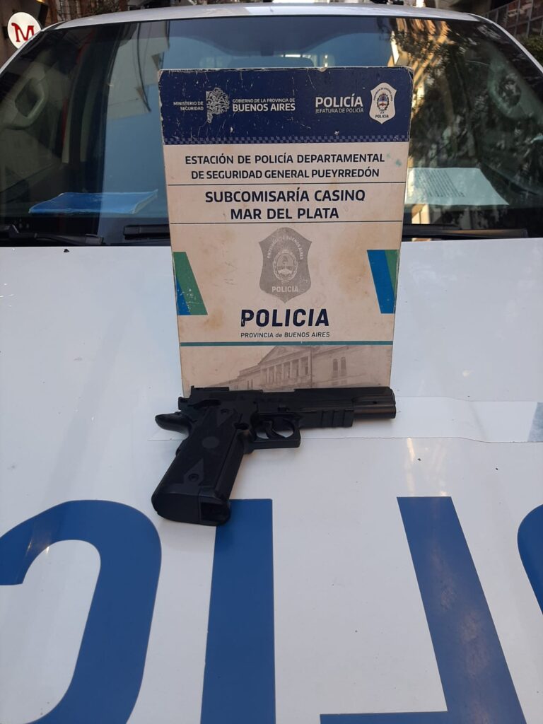 Dos menores robaron a otro en pleno centro portando la réplica de un arma