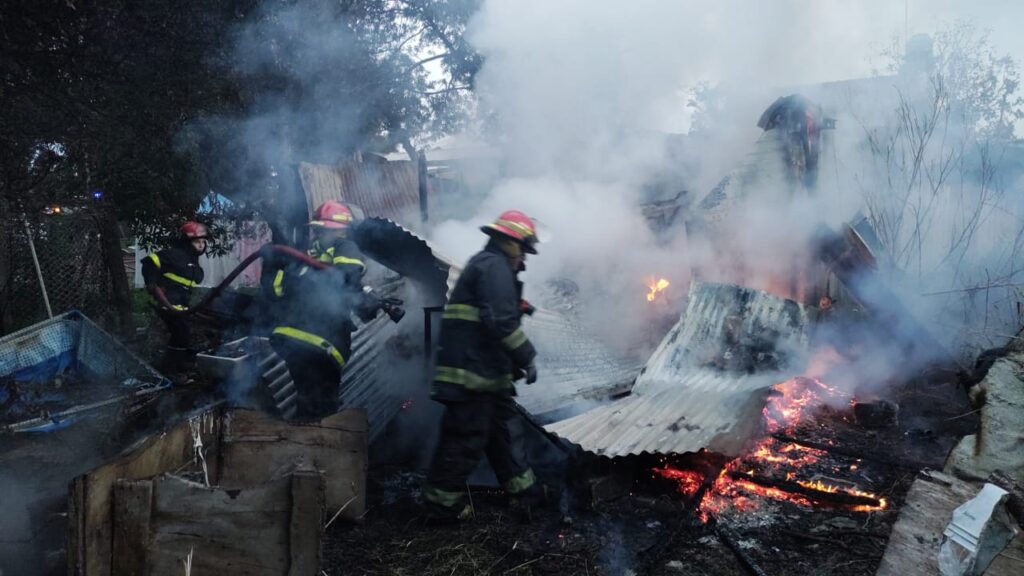 Bomberos sofocaron un incendio en una vivienda precaria de la zona del Cementerio