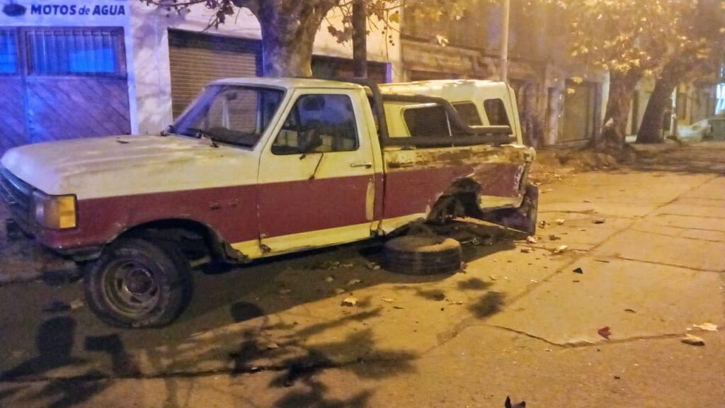 Choque y muerte en Funes y Gascón: un automovilista colisionó brutalmente contra una camioneta