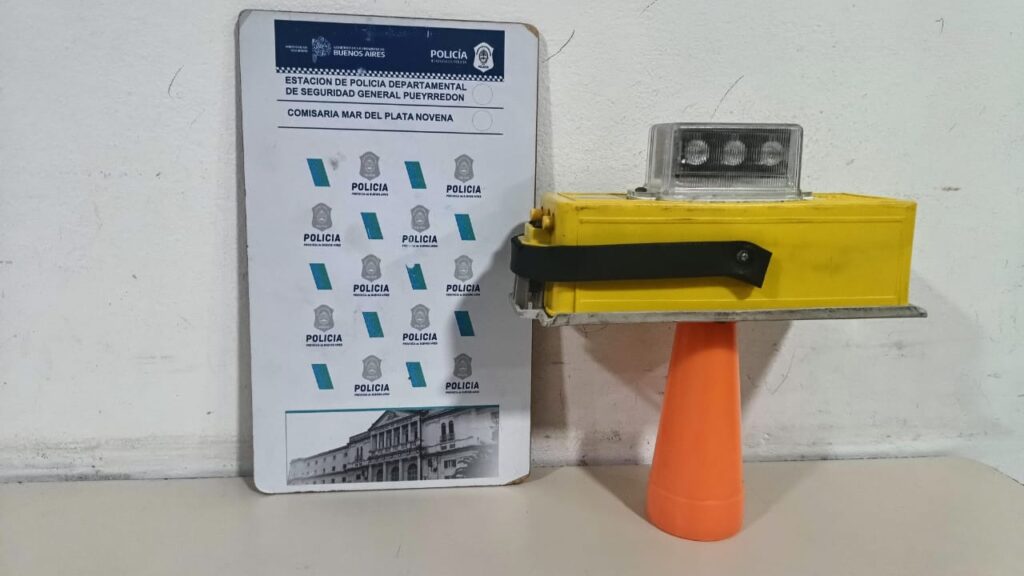 Robó una baliza de un cono policial y fue aprehendido: circulaba con una camioneta sin papeles