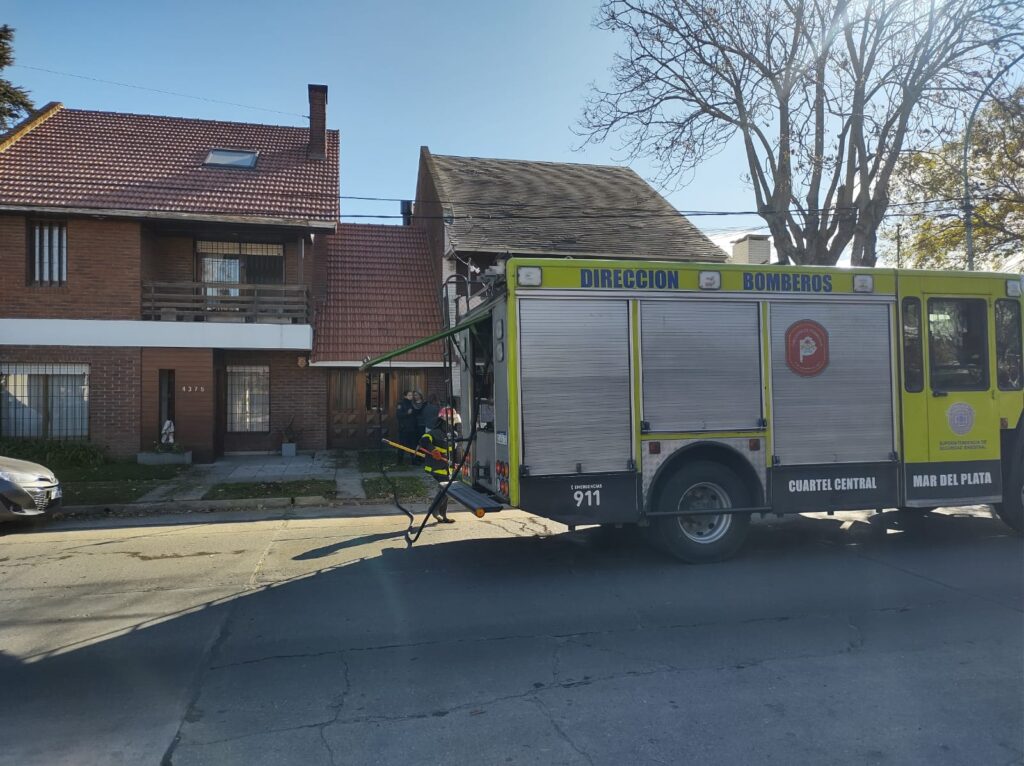 Bomberos sofocaron un incendio en una vivienda que dejó importantes daños materiales