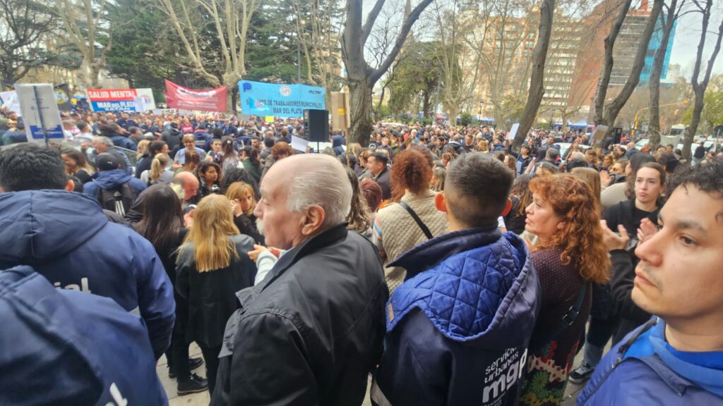 Municipales llevaron nuevamente su reclamo a las puertas de la Municipalidad: «Es insostenible»