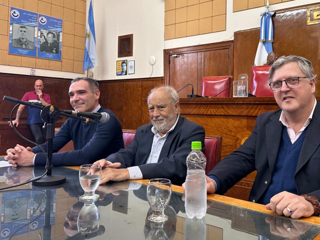 Reconocimiento al profesor Néstor Lograno por su trayectoria en el ámbito educativo