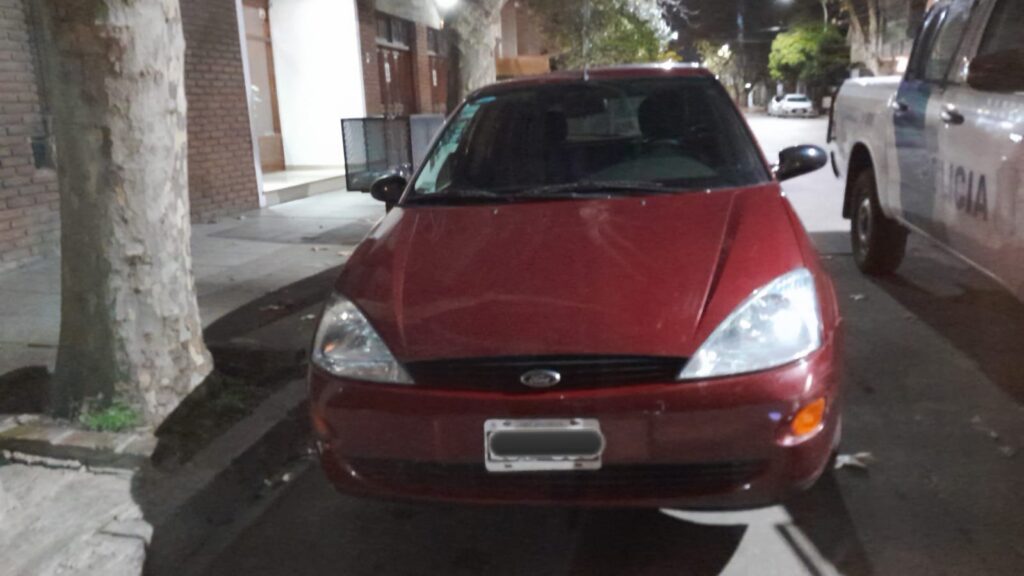 Lo encontraron robando dentro de un auto y terminó aprehendido