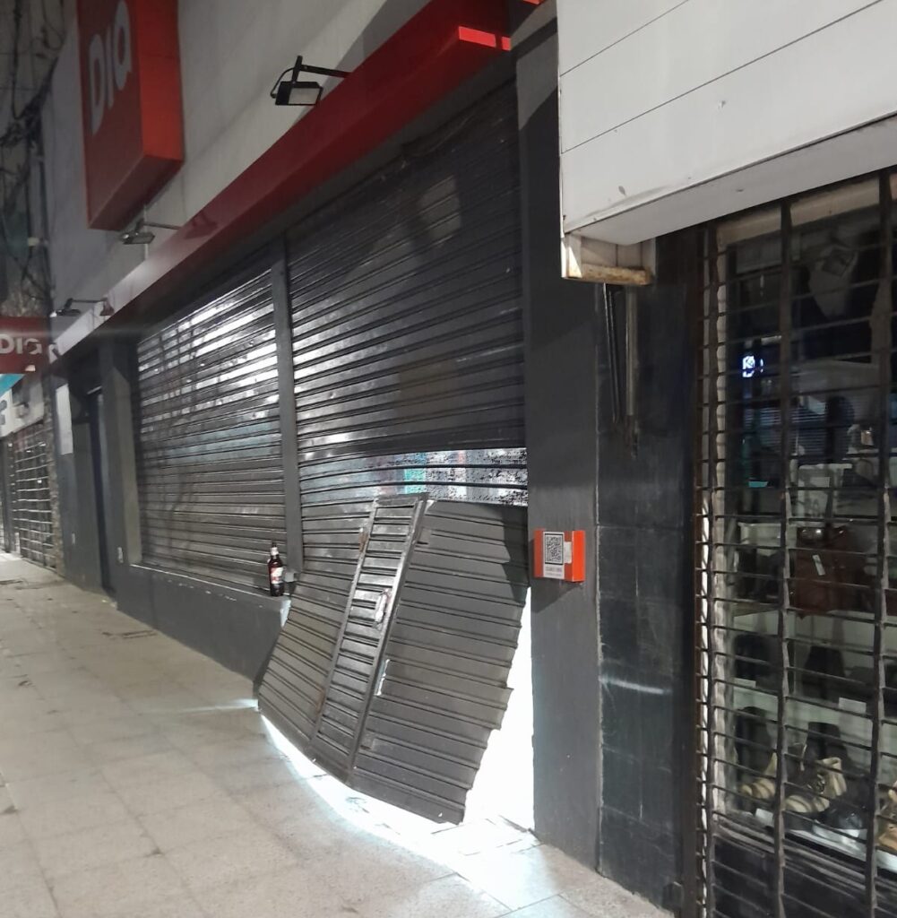 Rompió la persiana de la sucursal de un supermercado y lo atraparon cuando quería escapar con mercadería