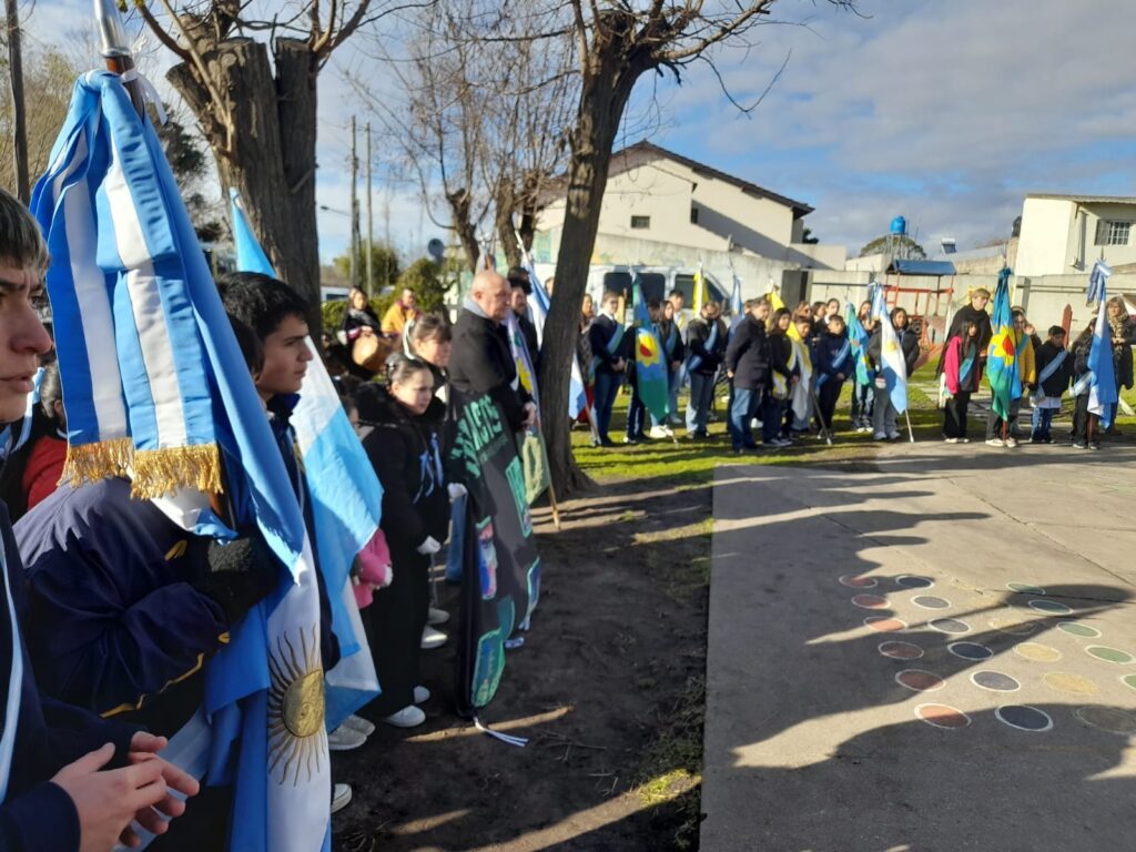Emotivo acto por el Día de la Independencia en el colegio Caraludmé de Batán
