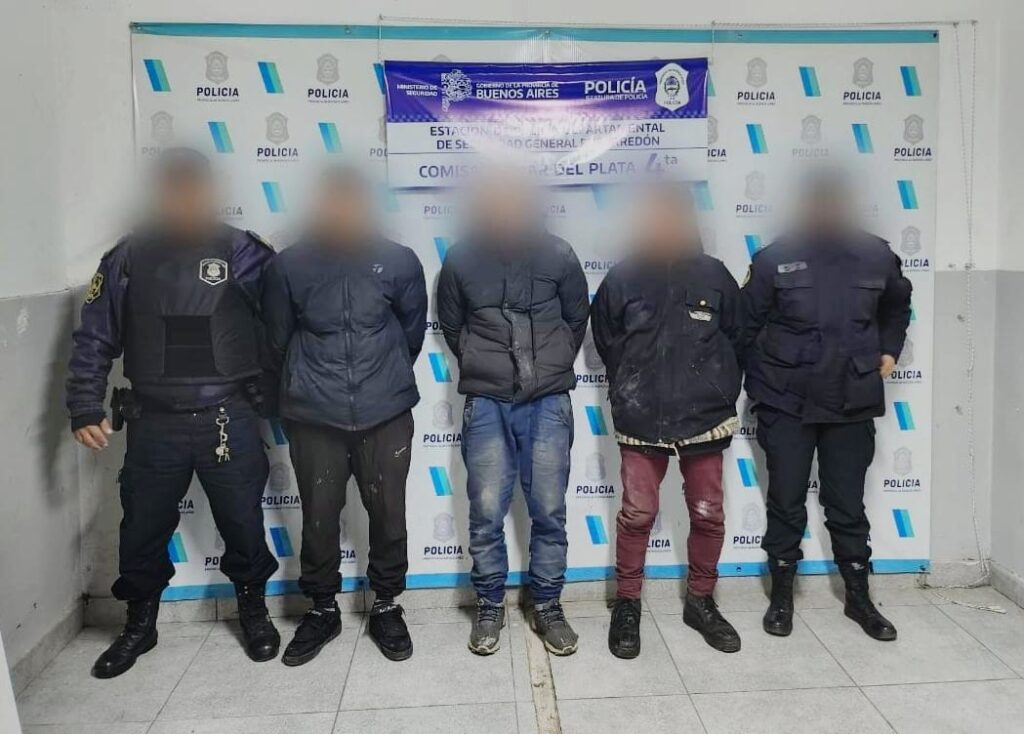 Tres delincuentes robaron dos puertas de una obra en construcción y terminaron aprehendidos