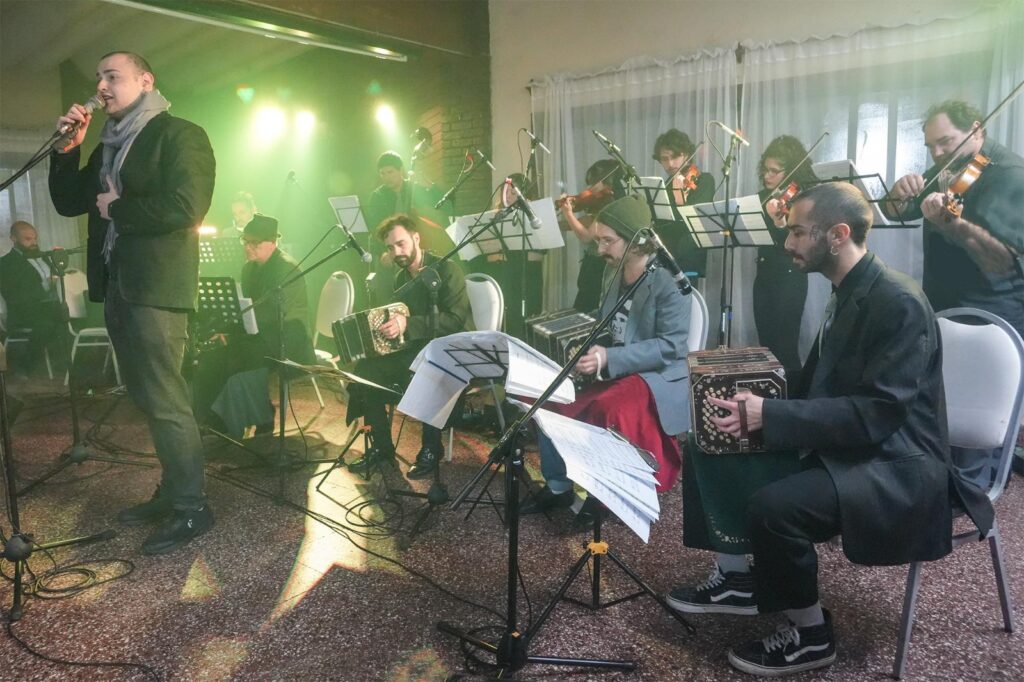 El Auditorium lleva la milonga a clubes de barrio de la ciudad