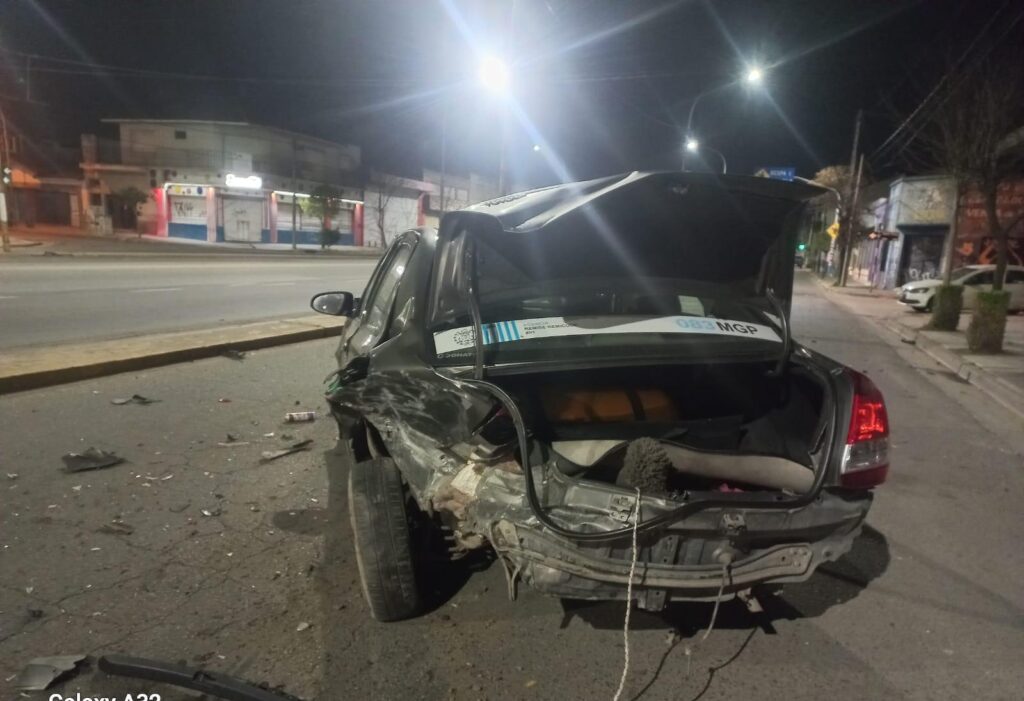 Chocaron a un remisero y se dieron a la fuga: el chofer terminó en el HIGA