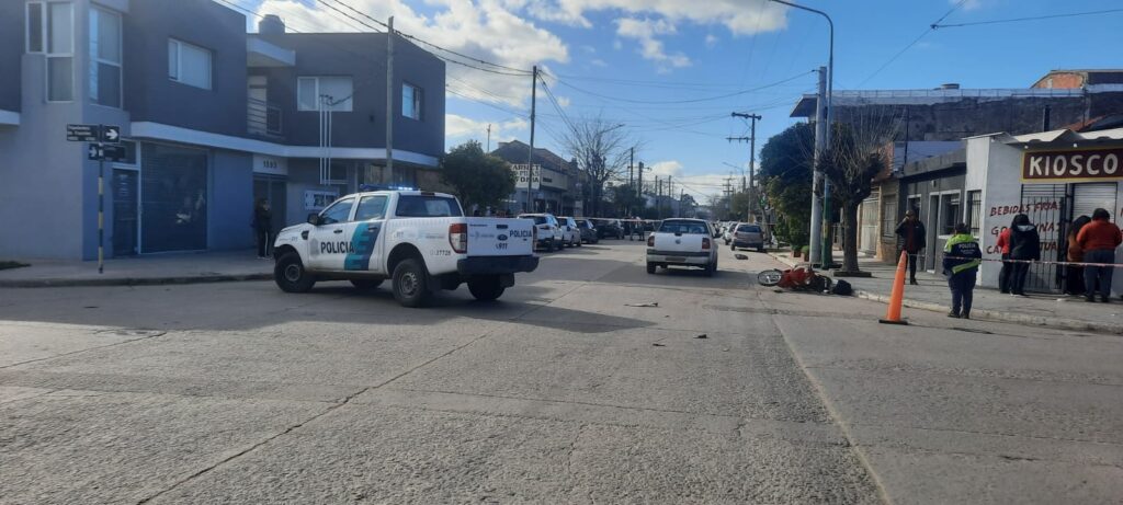 Una camioneta embistió a una moto: una mujer murió y una niña resultó herida